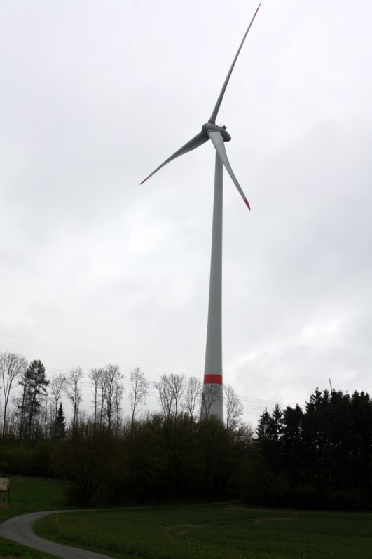 Eine alleinstehende Windenergieanlage